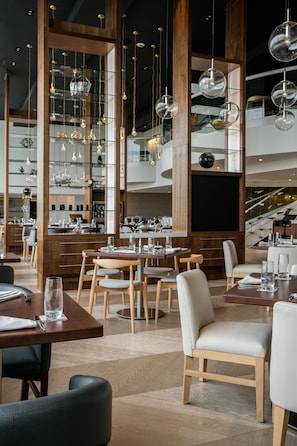 2 restaurants, serveren ontbijt, lunch, diner, Amerikaanse gerechten