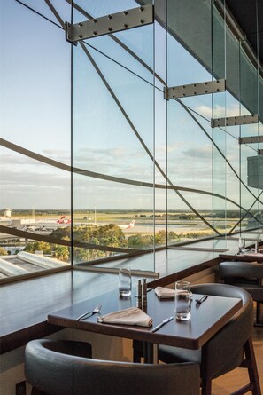 2 restaurants, breakfast, lunch, dinner served; American cuisine 