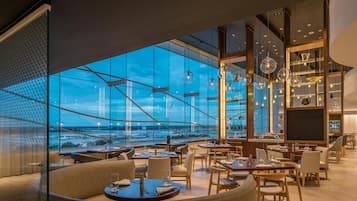 2 restaurants, breakfast, lunch, dinner served; American cuisine