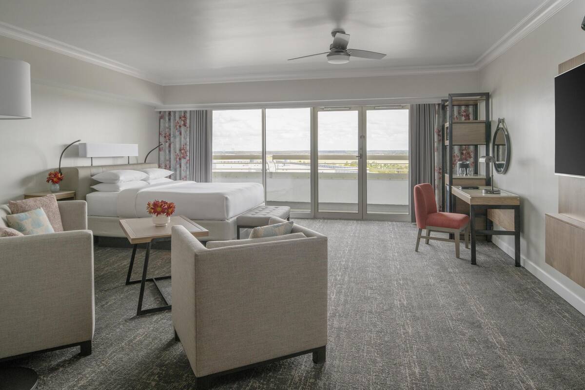 Habitación Deluxe, 1 cama de matrimonio grande (Runway) | Ropa de cama de alta calidad y edredones de plumas
