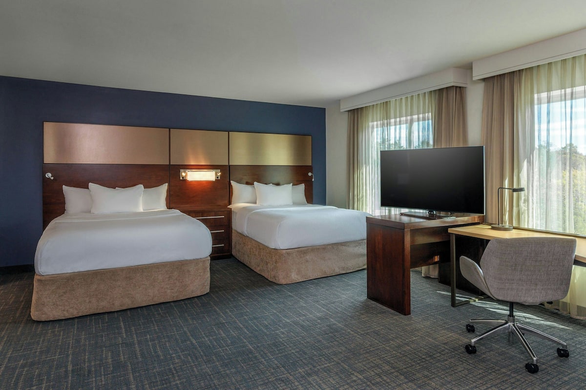 Studio, Multiple Beds | In-room safe, desk, laptop workspace, iron/ironing board