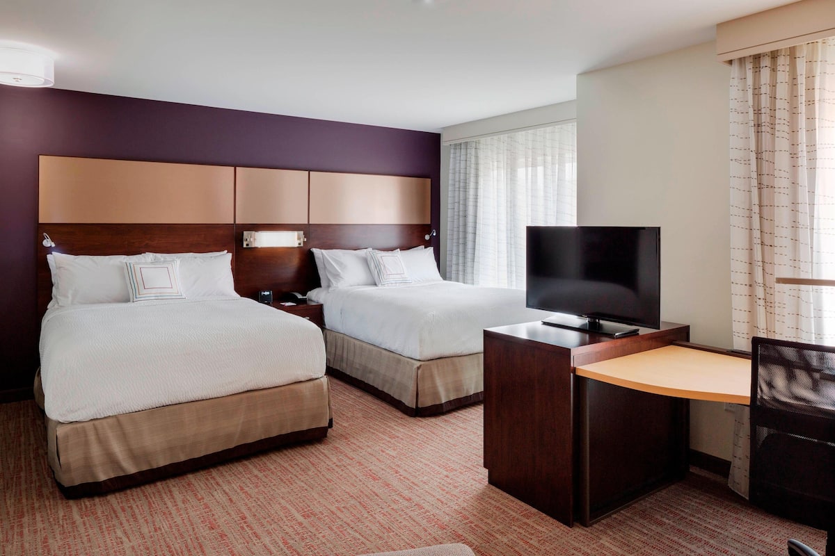 In-room safe, desk, laptop workspace, iron/ironing board