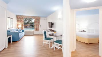 In-room safe, laptop workspace, iron/ironing board, free WiFi