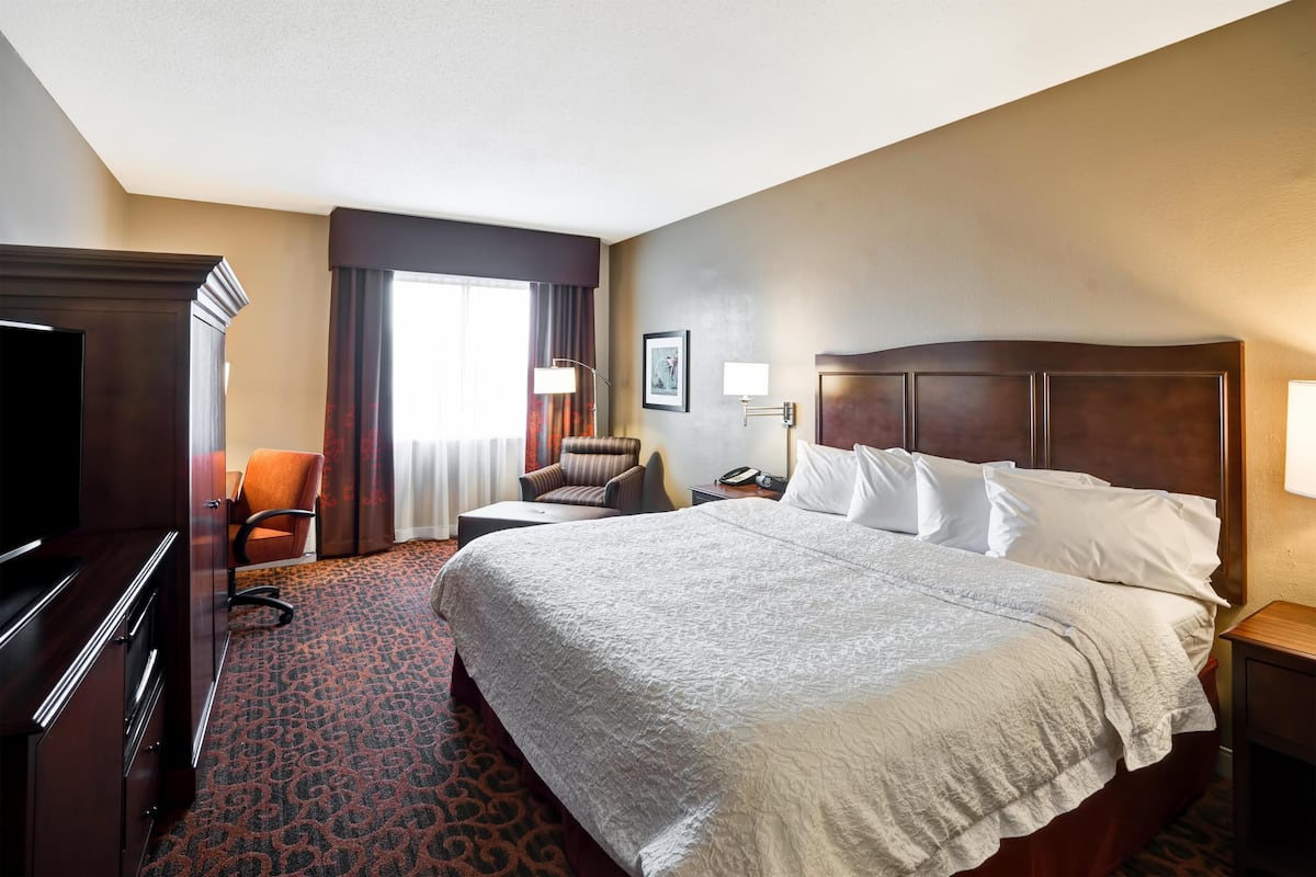 خزنة داخل الغرفة ومكتب ومساحة عمل للكمبيوتر المحمول وواي فاي مجانًا