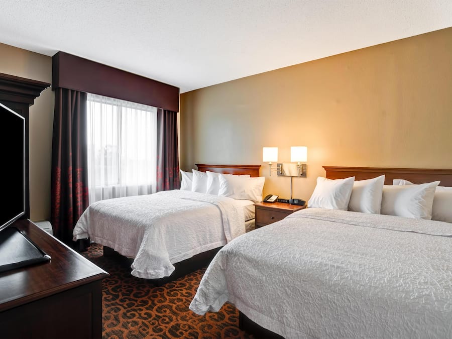 Una cassaforte in camera, una scrivania, postazione laptop