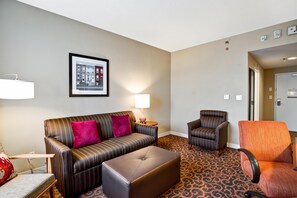 Suite, 1 très grand lit, accessible aux personnes à mobilité réduite, non-fumeur (Hearing Impaired) | Bureau, espace de travail pour ordinateurs portables