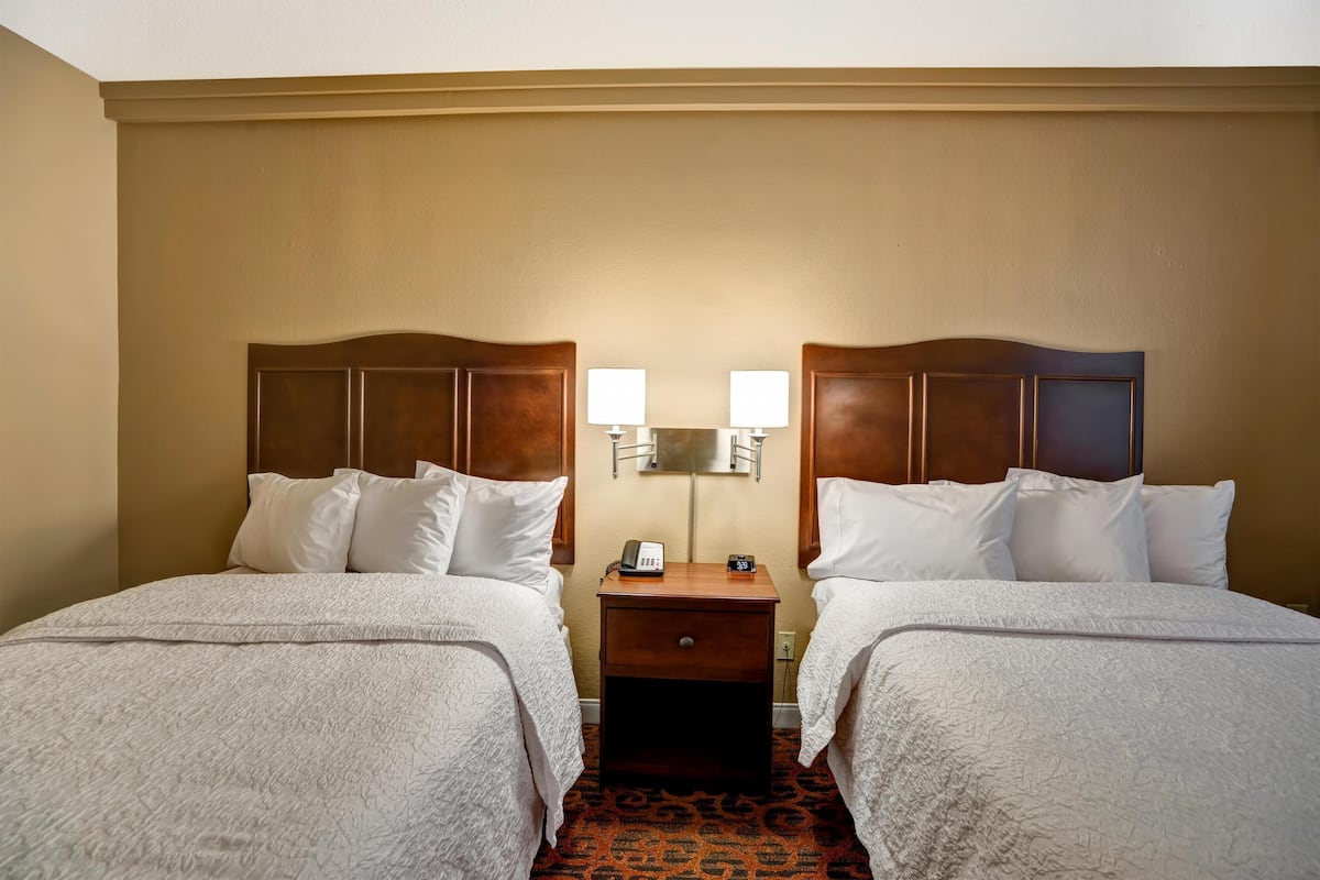 خزنة داخل الغرفة ومكتب ومساحة عمل للكمبيوتر المحمول وواي فاي مجانًا