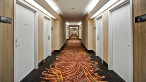 A hotel hallway with a carpeted floor, doors on both sides, and a sign indicating room number 530. - Hampton Inn Baltimore/Glen Burnie (Glen Burnie)