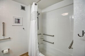 Articles de toilette (gratuits), séchoir à cheveux, serviettes fournies