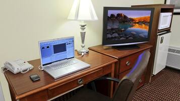 VÀrdeförvaringsskÄp pÄ rummet, skrivbord och arbetsyta för laptop