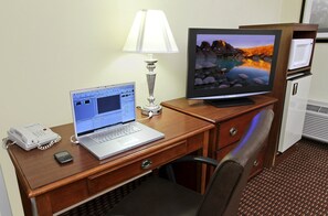 خزنة داخل الغرفة ومكتب ومساحة عمل للكمبيوتر المحمول وواي فاي مجانًا