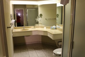 Suite executiva, 1 llit de matrimoni gran i sofà llit, no fumadors | Bany | Combinació de dutxa i banyera, banyera profunda i assecador de cabells 