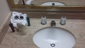 Duschwanne, Komfortbadewanne, Haartrockner, Bademäntel