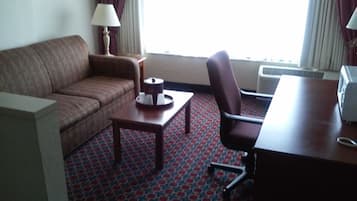 Royal Room, 1 King Bed, Non Smoking | Living area