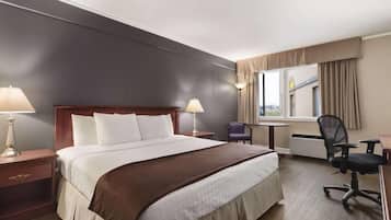 Escriptori, planxa i posts de planxar, wifi gratuïta i roba de llit