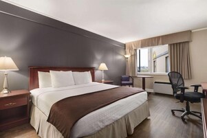 Escritorio, tabla de planchar con plancha, wifi gratis y ropa de cama