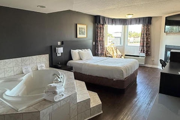 Standard Room, 1 Queen Bed, Non Smoking, Jetted Tub (Larger Room) | Desk, iron/ironing board, WiFi (free), bed sheets