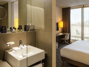 ห้องคลาสสิก, เตียงใหญ่ 1 เตียง, ระเบียง, วิวสวน | เครื่องนอนระดับพรีเมียม, มินิบาร์, ตู้นิรภัยในห้องพัก, โต๊ะทำงาน