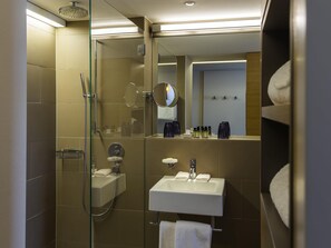 Deluxe Twin Room, 1 Double Bed | Bathroom | Designer toiletries, hair dryer, towels, soap