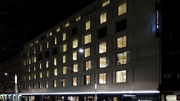 Fassade der Unterkunft – Abend/Nacht