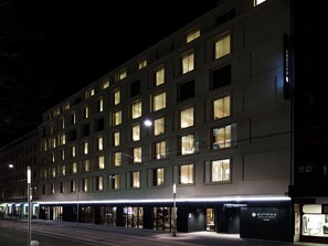 Fassade der Unterkunft – Abend/Nacht
