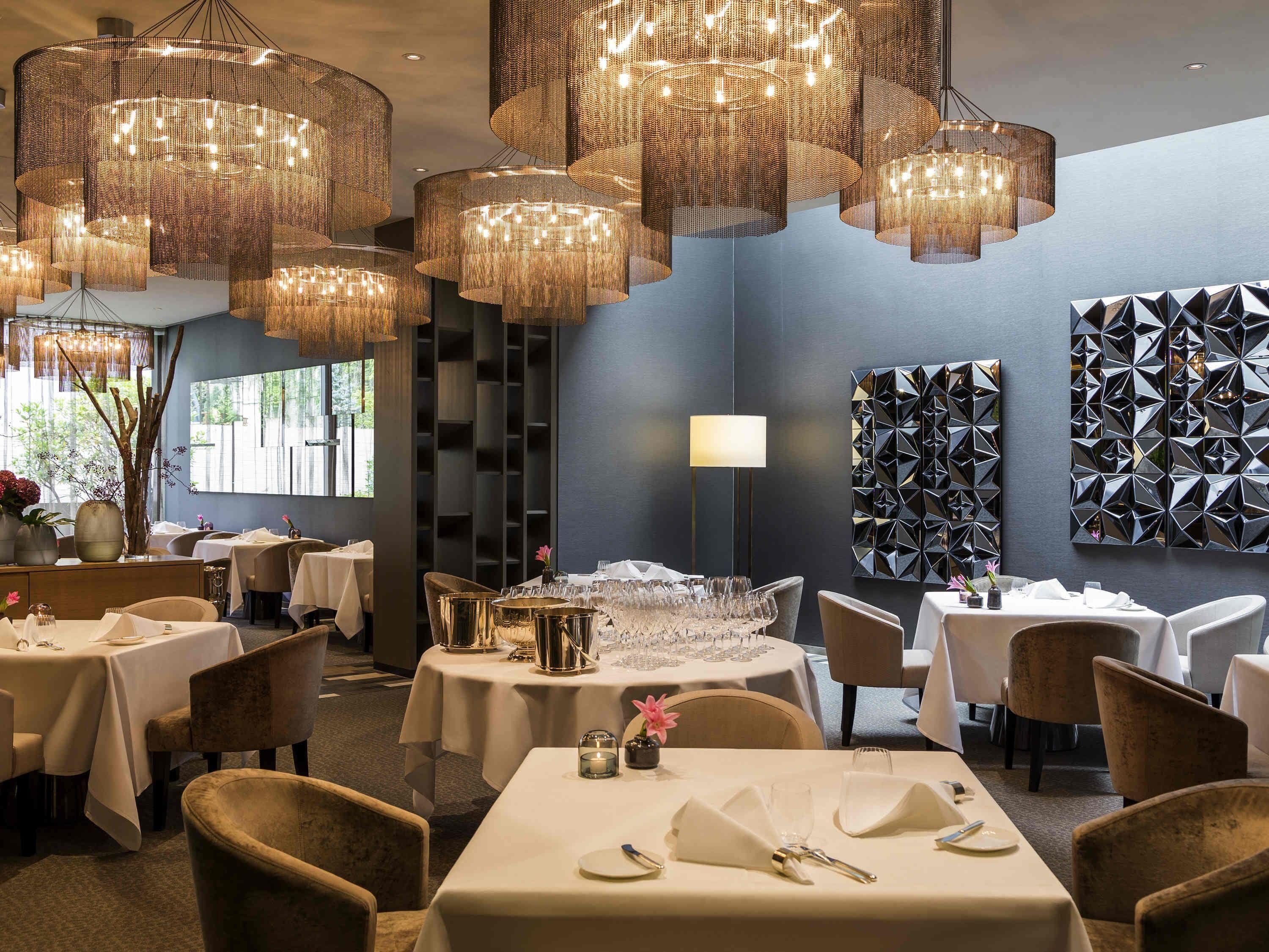 供应早餐、午餐和晚餐