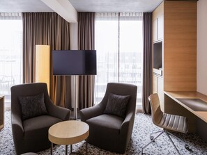 Sengetøy av topp kvalitet, minibar, safe på rommet og skrivebord