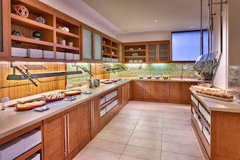 Free daily full breakfast at Hyatt Place Waikiki Beach