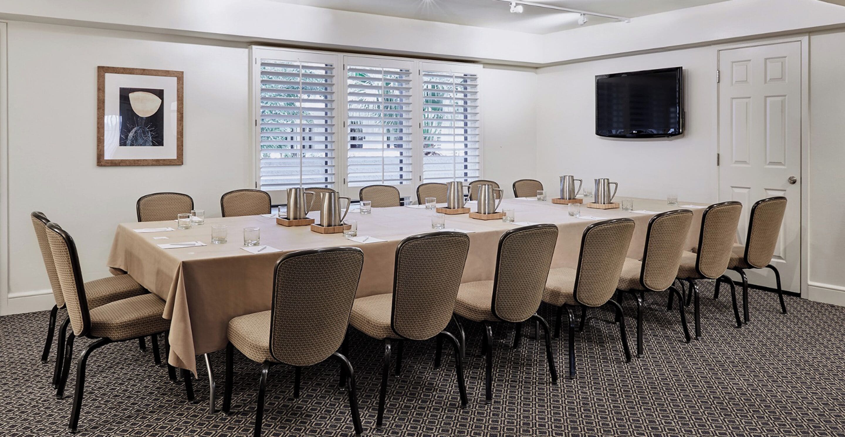 套房 (Hospitality) | 高档床上用品、加厚床垫、迷你吧、客房内保险箱