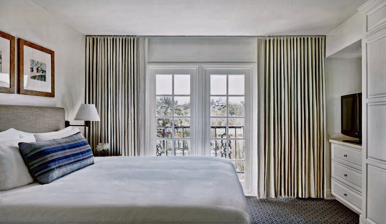 Premium bedding, pillowtop beds, minibar, in-room safe