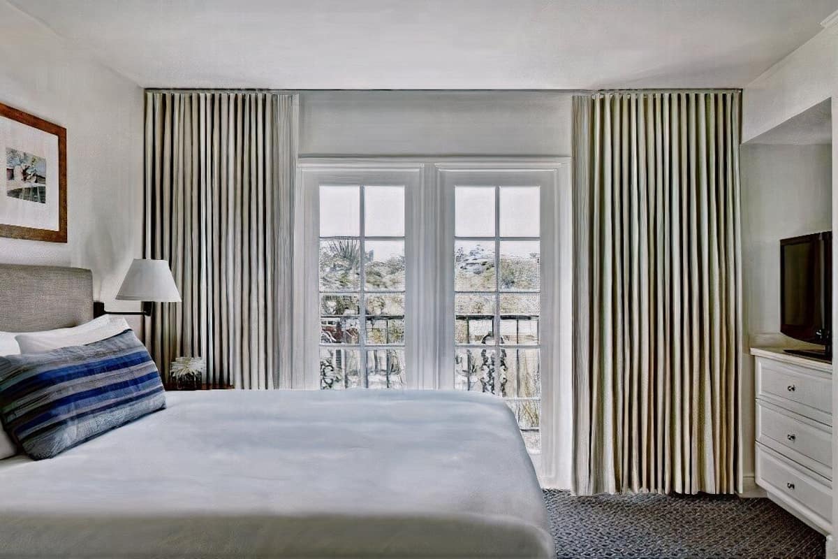 Premium bedding, pillowtop beds, minibar, in-room safe