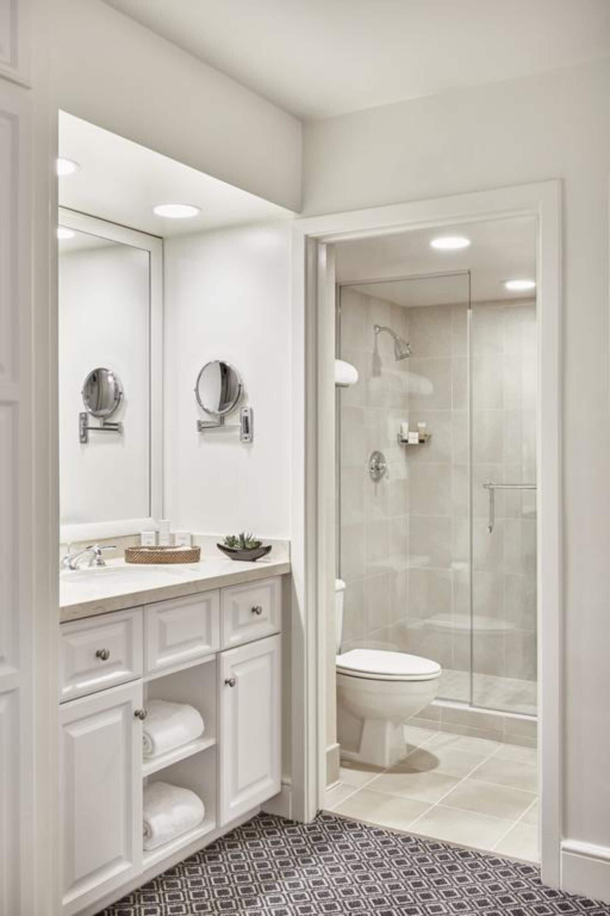 Bathroom | Combined shower/tub, free toiletries, hair dryer, towels