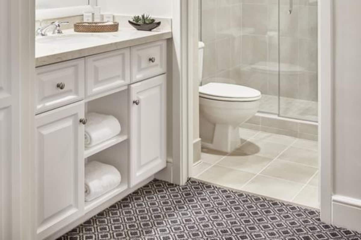 Bathroom | Combined shower/tub, free toiletries, hair dryer, towels