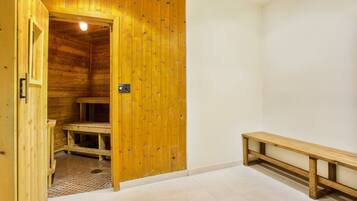 Un sauna en bois, équipé d’un banc et d’un panneau de commande.