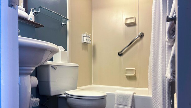 Un baño con inodoro, lavabo y bañera.