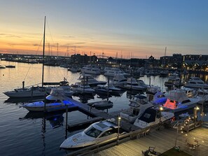Un puerto deportivo con varias embarcaciones amarradas a muelles de madera, unidos por pasarelas.