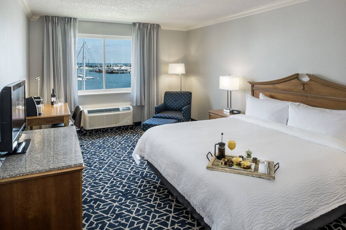 Standard Room, 1 King Bed, Harbour View | Hypo-allergenic bedding, pillow-top beds, desk, laptop workspace