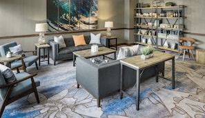Lobby sitting area - The Newport Harbor Hotel & Marina (Newport)