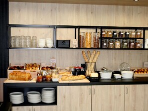 Frokostbuffé hver dag (mot et tillegg)