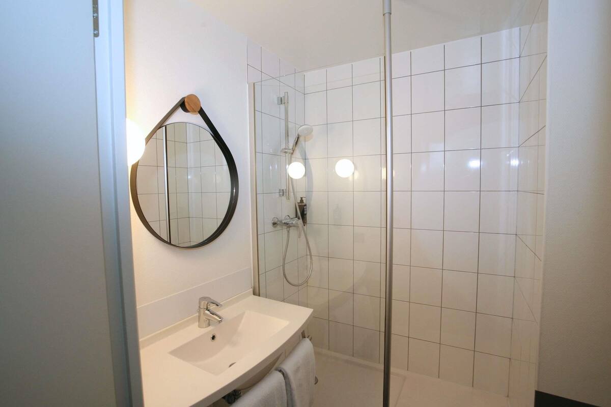 standard double room, 1 double bed | premium bedding, in-room safe, desk, soundproofing