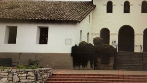 Un edificio bianco con tetto a tegole e il numero 1772 sulla facciata.