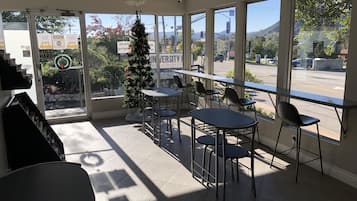 Café da manhã para viagem grátis todos os dias