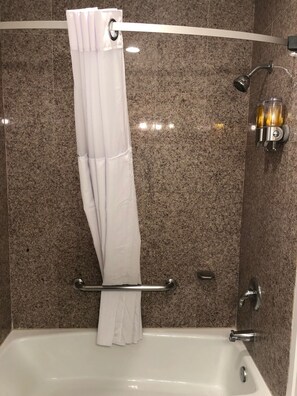 Ensemble douche/baignoire, articles de toilette gratuits, sèche-cheveux