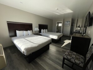 Standard Single Room, 2 Queen Beds, Non Smoking, Refrigerator & Microwave | Desk, laptop workspace, free WiFi, bed sheets - University Inn (San Luis Obispo)