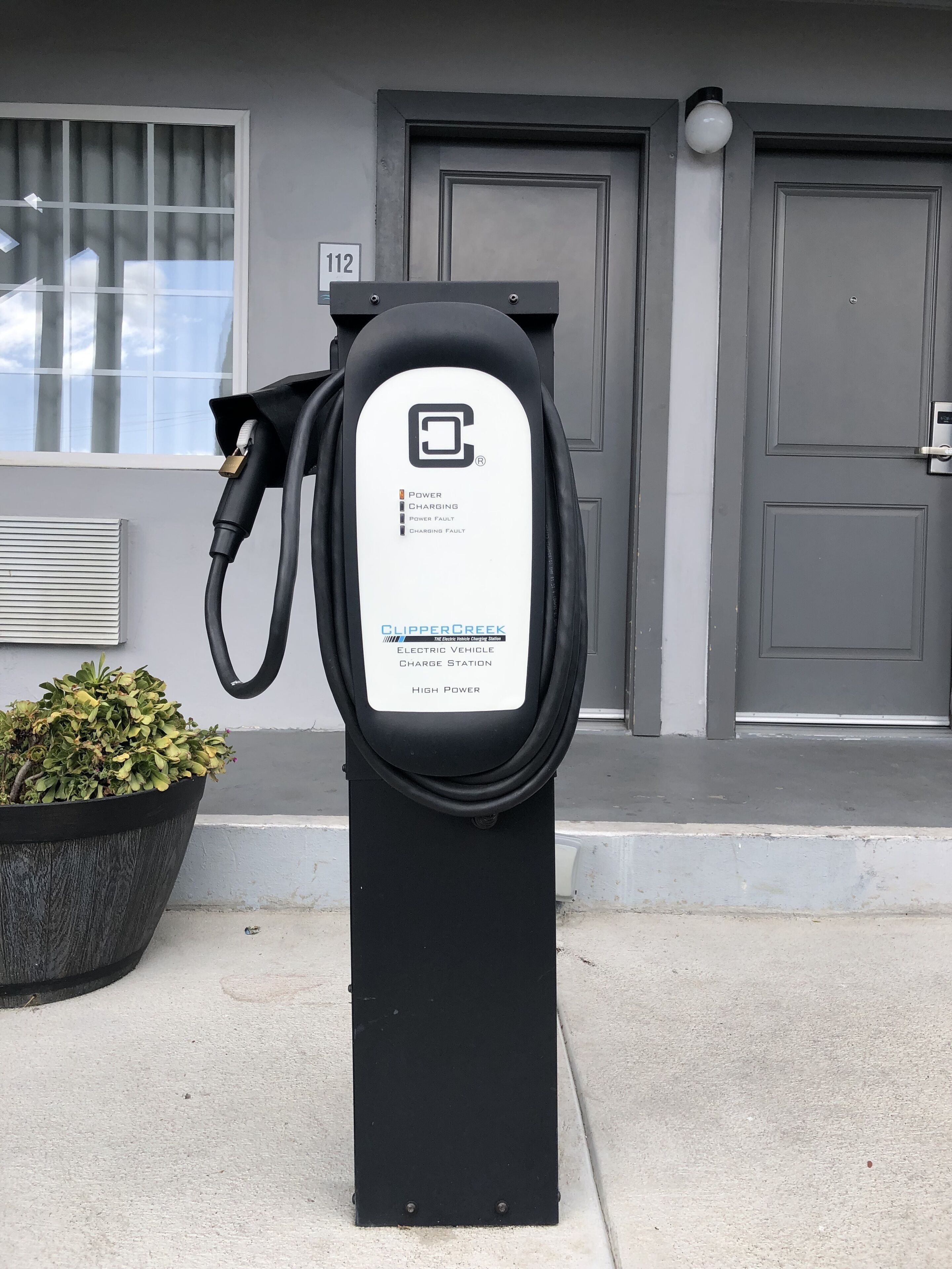 Electric vehicle charging station