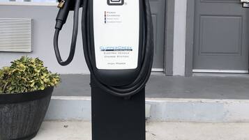 Electric vehicle charging station