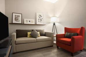 Suite estudio, 1 cama de matrimonio grande con sofá cama, no fumadores | Caja fuerte, escritorio, espacio para trabajar con un portátil