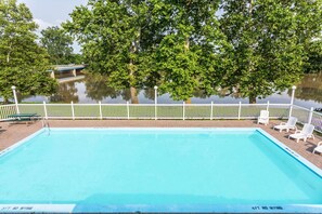 Piscine extérieure en saison, chaises longues