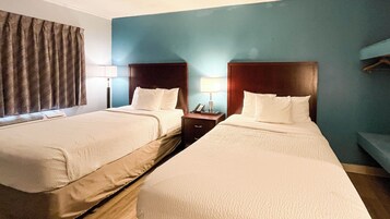 Habitación Deluxe, 2 camas dobles, no fumadores (Jacuzzi Tub, Modern) | Escritorio, espacio para trabajar con un portátil, cortinas opacas