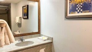 Combined shower/bathtub, eco-friendly toiletries, hair dryer, towels - Motel 6 – Tiffin, OH (Tiffin)